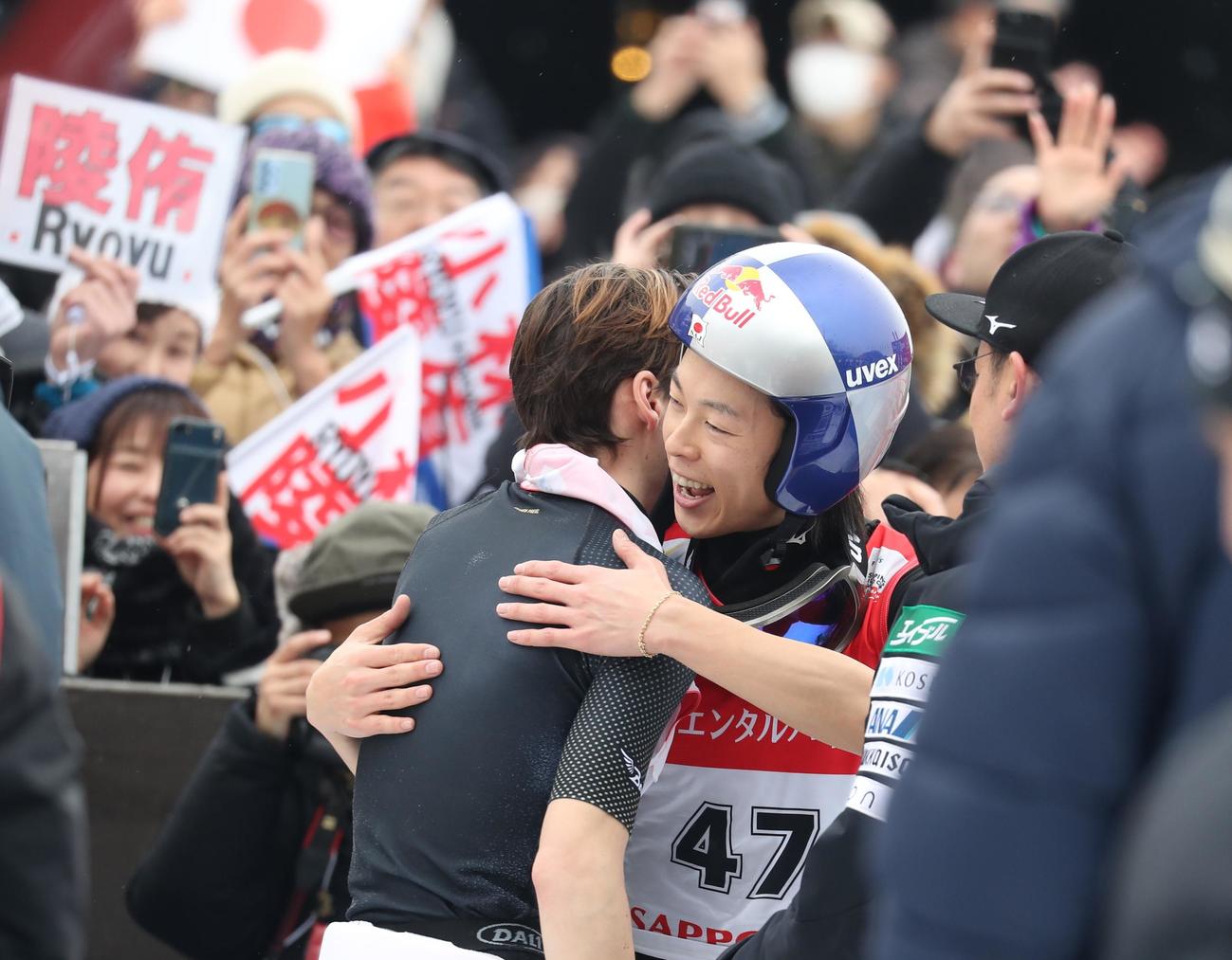逆転Vが決まり、他選手と抱き合う小林陵（撮影・奥村晶治）