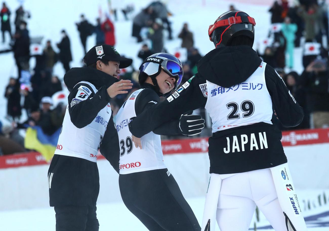 2回目を終えた小林陵（中央）を労う二階堂（左）と中村（右）（撮影・奥村晶治）