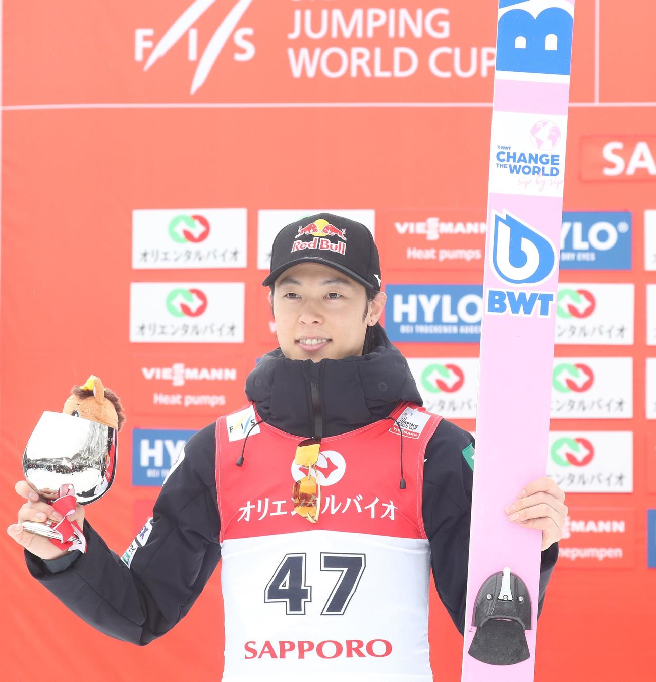 優勝カップを手にする小林陵（撮影・奥村晶治）