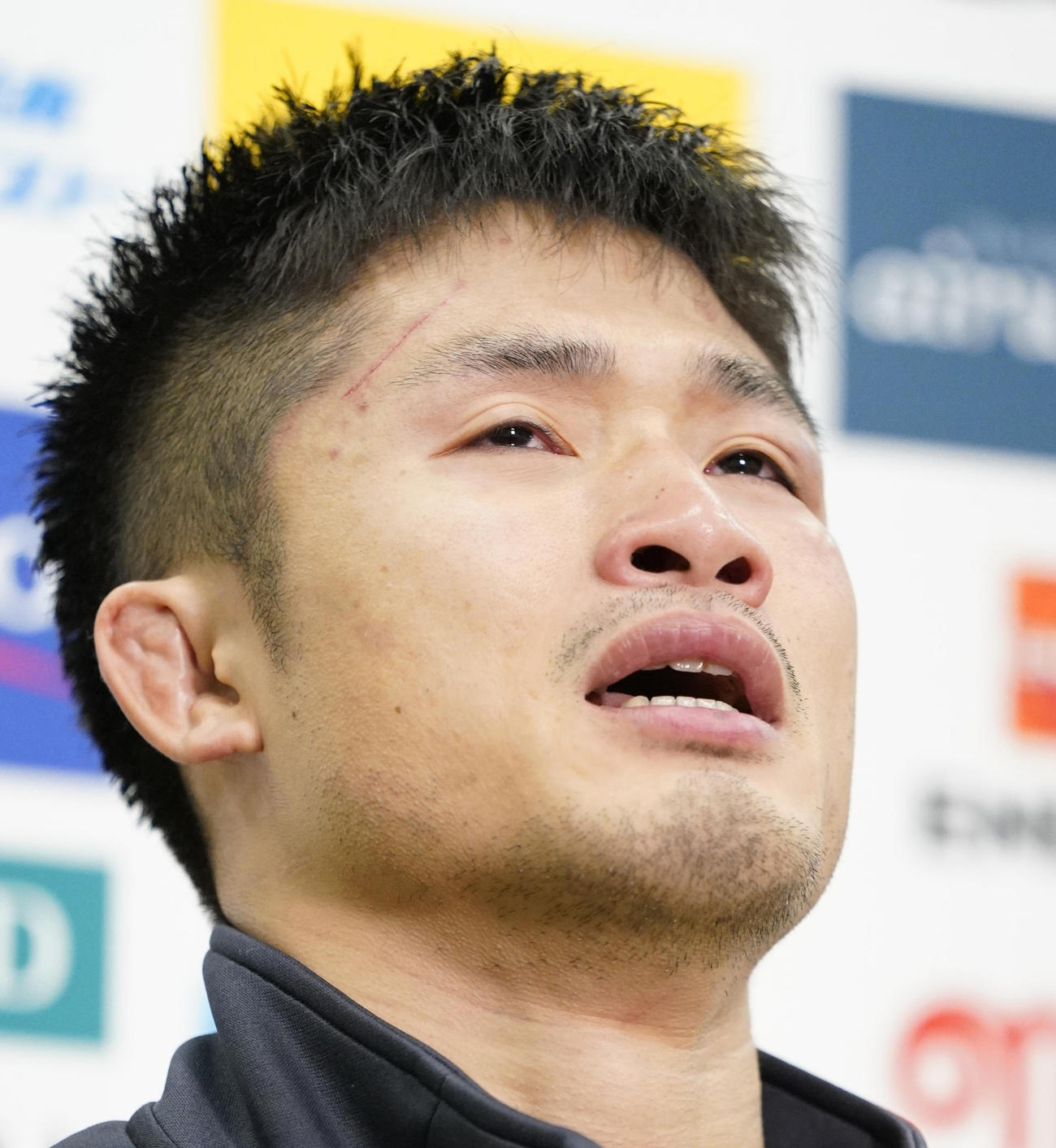 2020年12月13日の「令和の巌流島」とよばれた決戦で阿部に敗れ、目に涙を浮かべて記者の質問に答える丸山