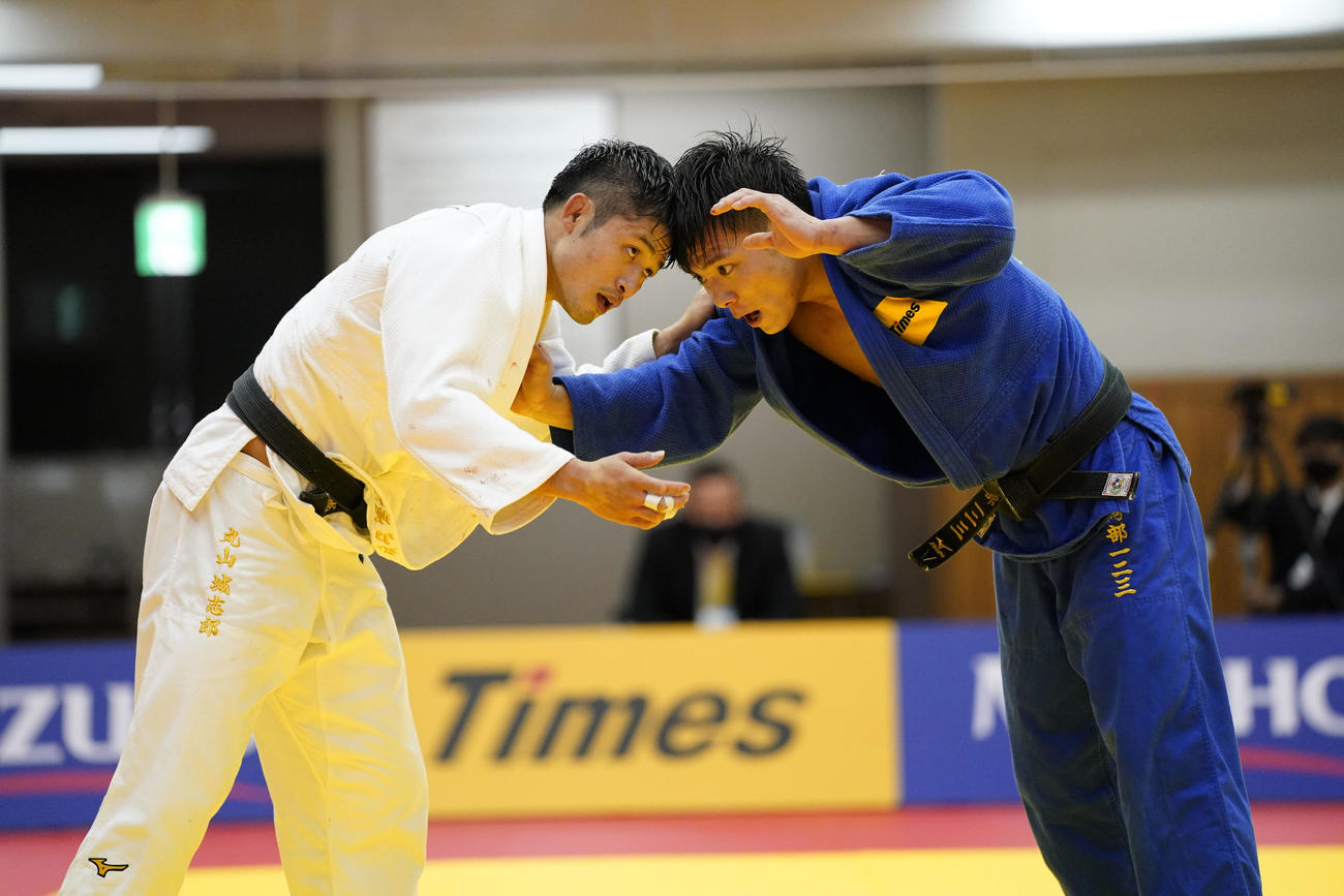 2020年12月13日の「令和の巌流島」とよばれた決戦で組む丸山（左）と阿部