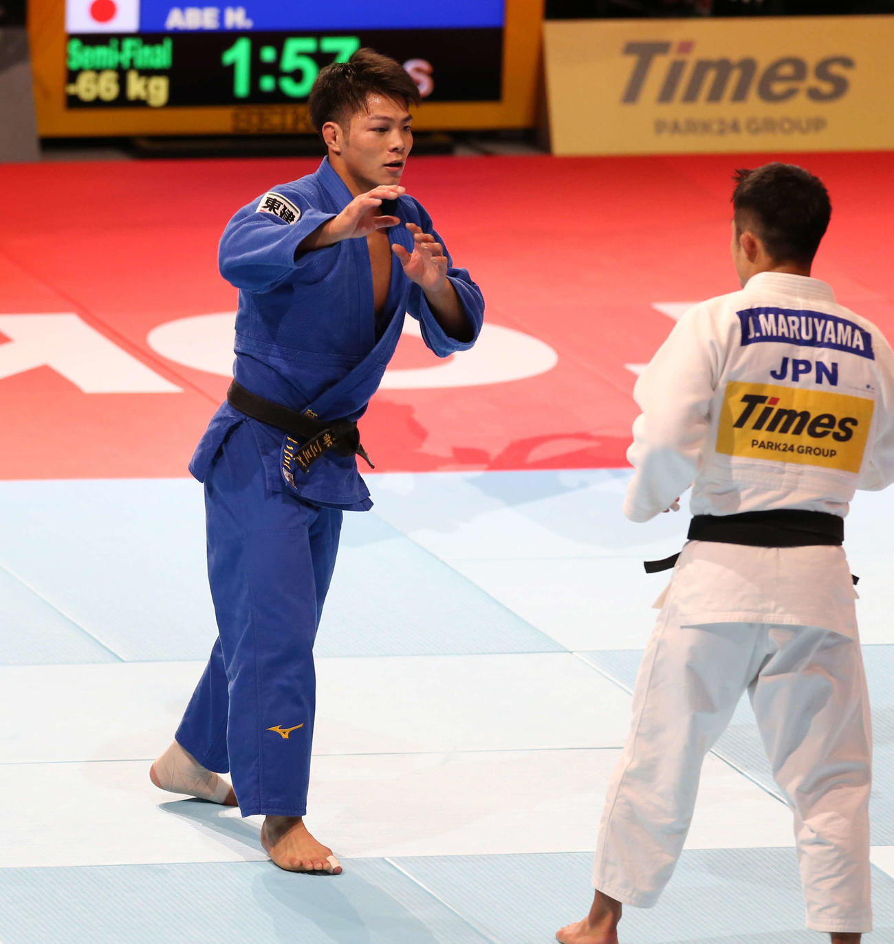 世界柔道選手権　男子66キロ級準決勝　丸山城志郎（右）と対戦する阿部一二三（2019年8月撮影）