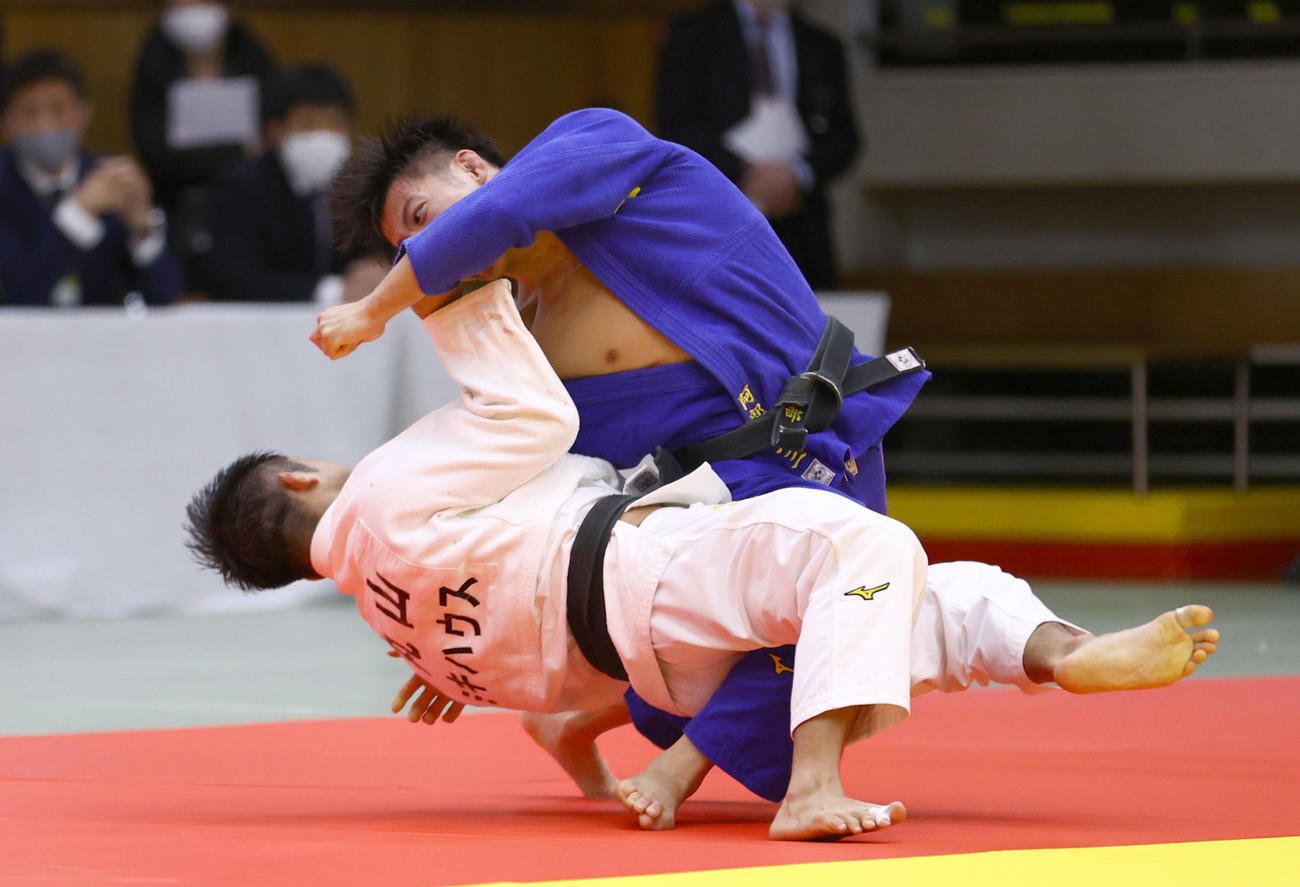 「令和の巌流島」とよばれた決戦。延長戦で丸山（手前）に大内刈りを仕掛ける阿部（2020年12月撮影）