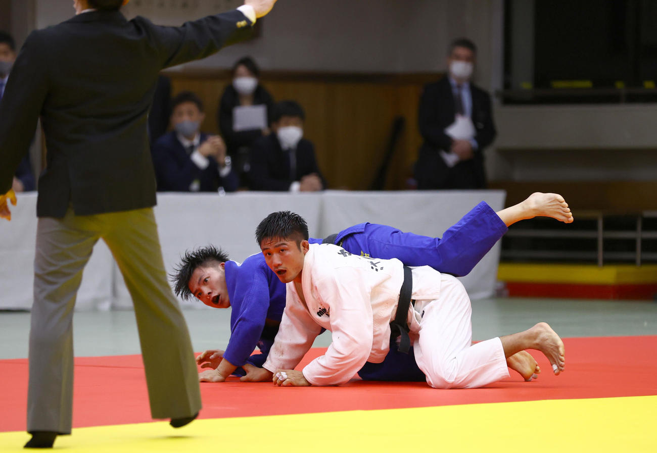 「令和の巌流島」とよばれた決戦。阿部の大内刈りを受けた後、審判の手が上がる瞬間を見つめる丸山（手前）（2020年12月撮影）