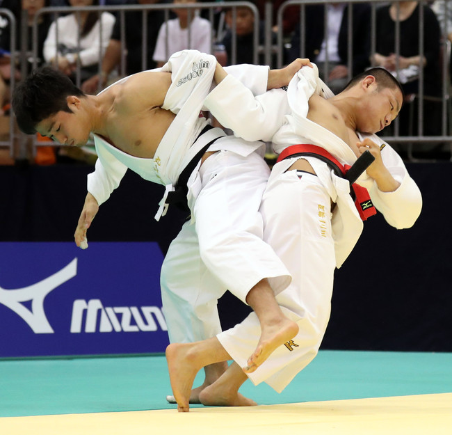 柔道全日本選抜体重別選手権　最終日　男子66キロ級決勝　阿部一二三対丸山城志郎　阿部一二三（右）は丸山城志郎と投げ合う（2016年4月3日撮影）