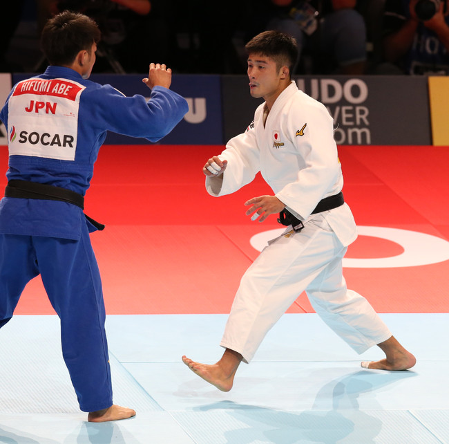 世界柔道選手権　男子66キロ級準決勝　丸山城志郎（右）は阿部一二三と対戦する（2019年8月26日撮影）