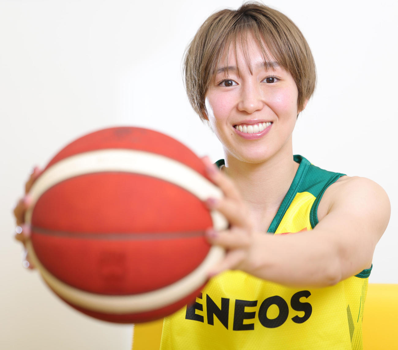 ボールを手に笑顔のENEOS宮崎早織（撮影・野上伸悟）