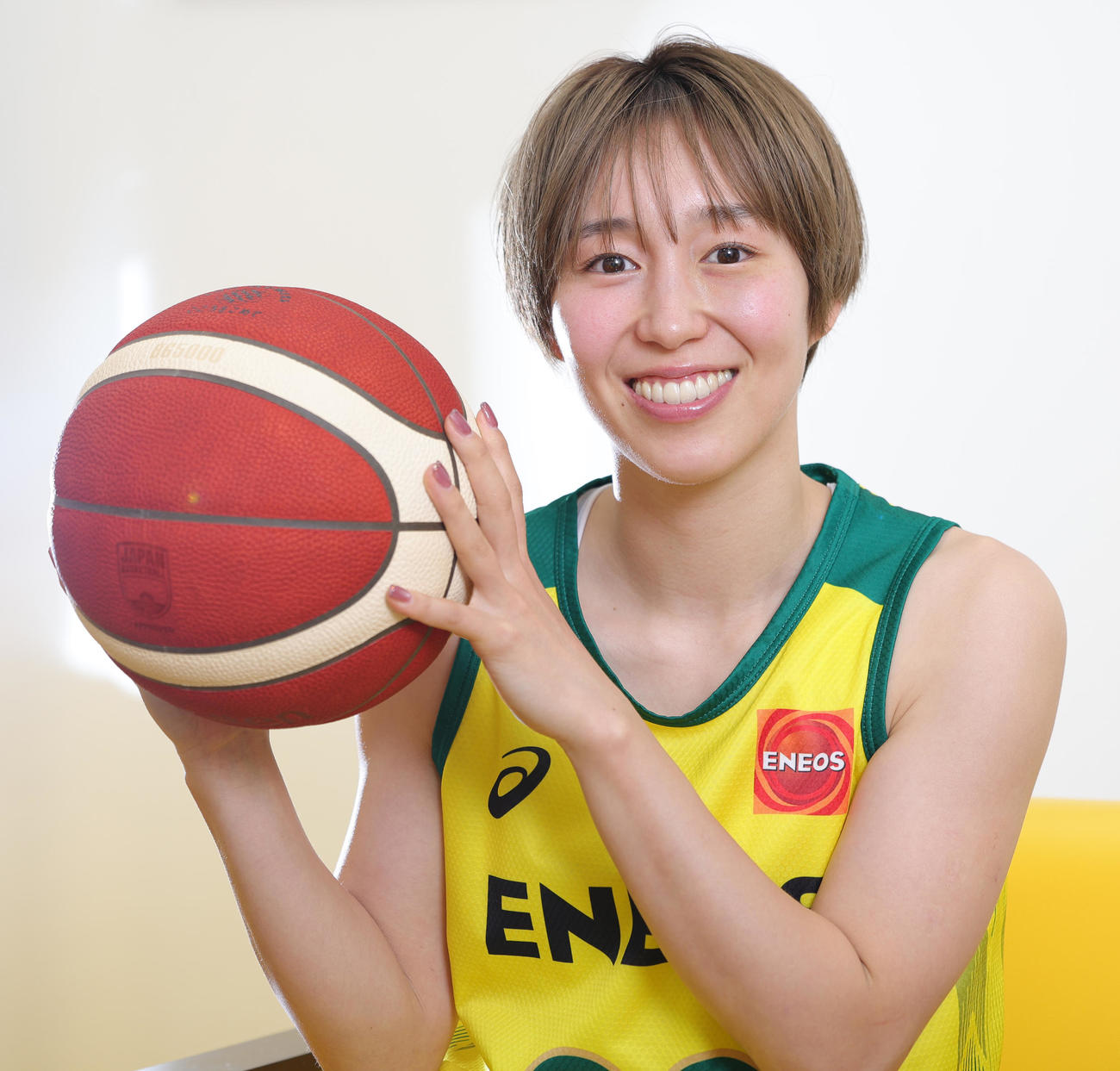 ボールを手に笑顔のENEOS宮崎早織（撮影・野上伸悟）