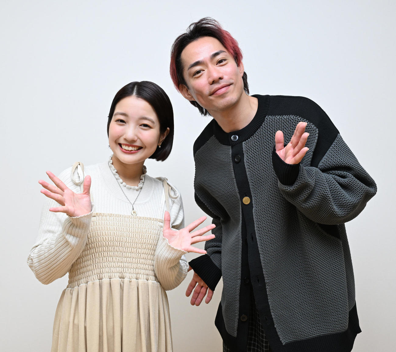 対談を終え、ポーズをとる高橋大輔さん（右）と声優の春瀬なつみ（撮影・千葉一成）