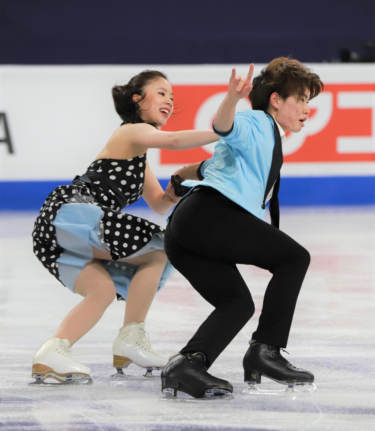 4大陸選手権の公式練習に参加した吉田唄菜（左）森田真沙也組（撮影・藤塚大輔）