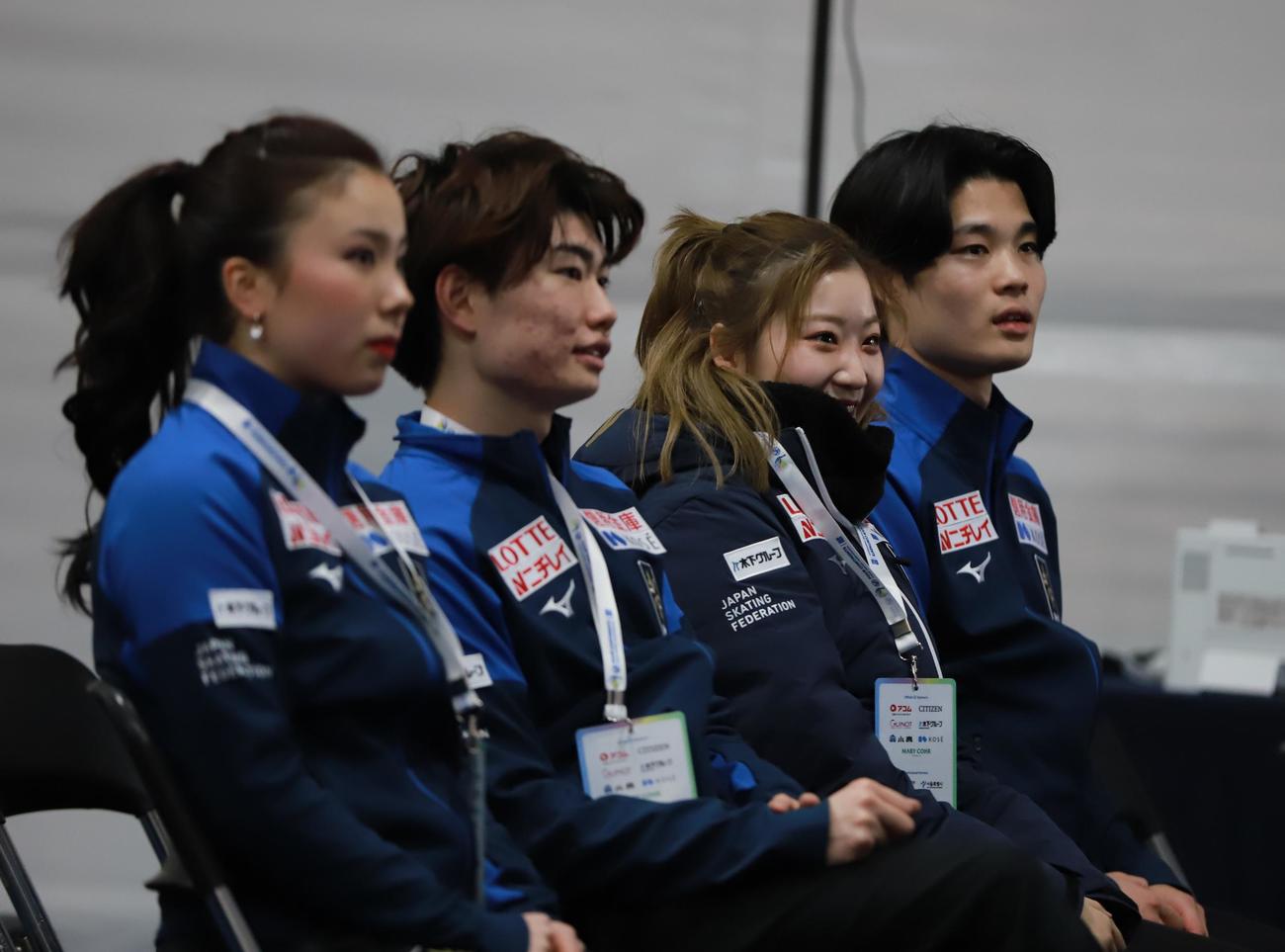4大陸選手権アイスダンスの滑走順抽選に出席した左から吉田唄菜、森田真沙也、田中梓沙、西山真瑚（撮影・藤塚大輔）