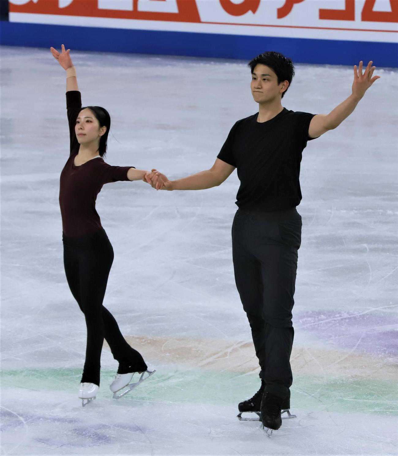 4大陸選手権の公式練習の最後にあいさつをする三浦璃来（左）木原龍一組（撮影・藤塚大輔）