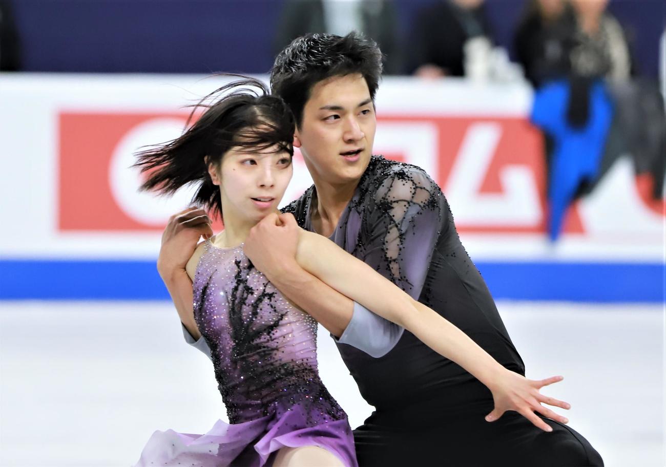 4大陸選手権SP当日の公式練習に参加した三浦璃来（左）木原龍一組（撮影・藤塚大輔）