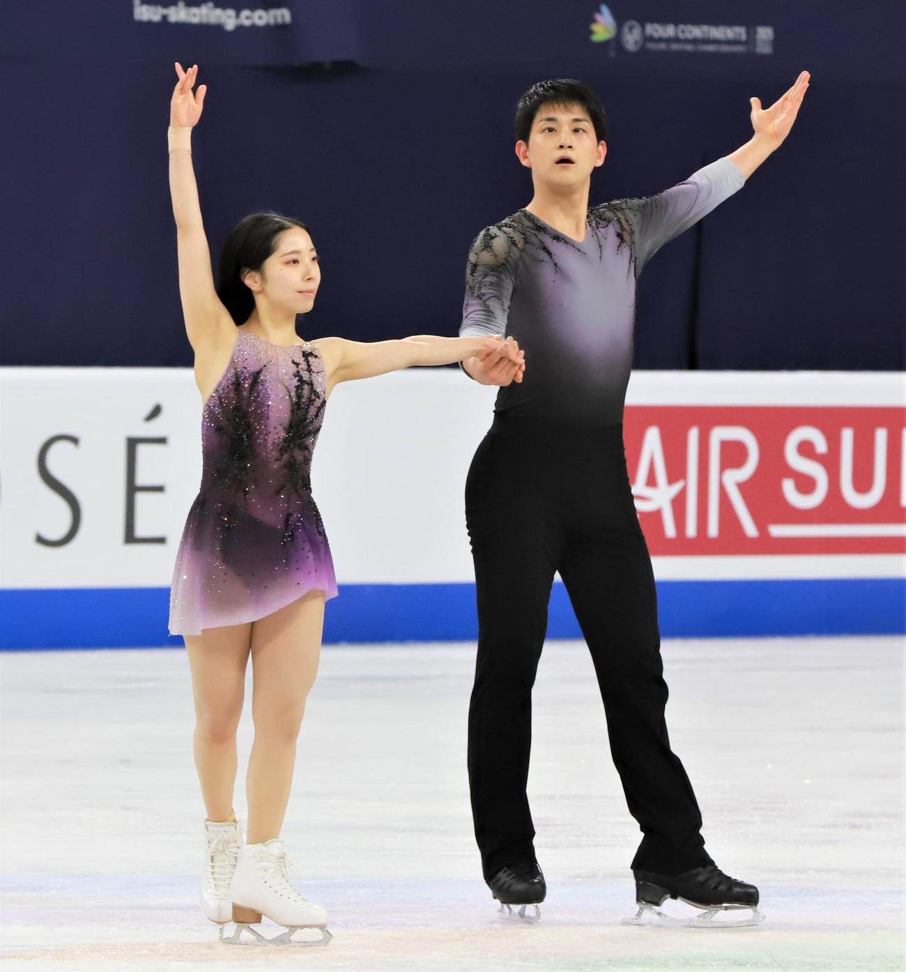 4大陸選手権SP当日の公式練習に参加した三浦璃来（左）木原龍一組（撮影・藤塚大輔）