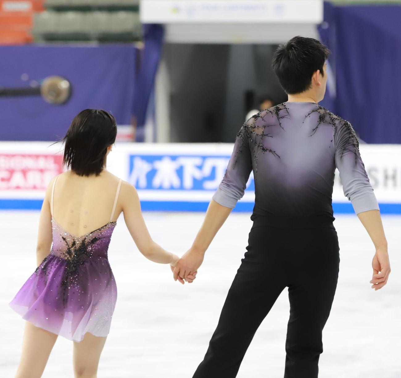 4大陸選手権SP当日の公式練習に参加した三浦璃来（左）木原龍一組（撮影・藤塚大輔）