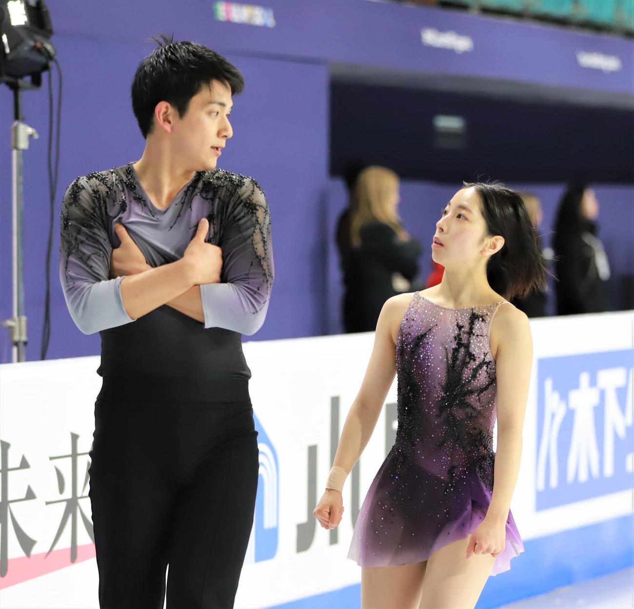 4大陸選手権SP当日の公式練習に参加した木原龍一（左）三浦璃来組（撮影・藤塚大輔）