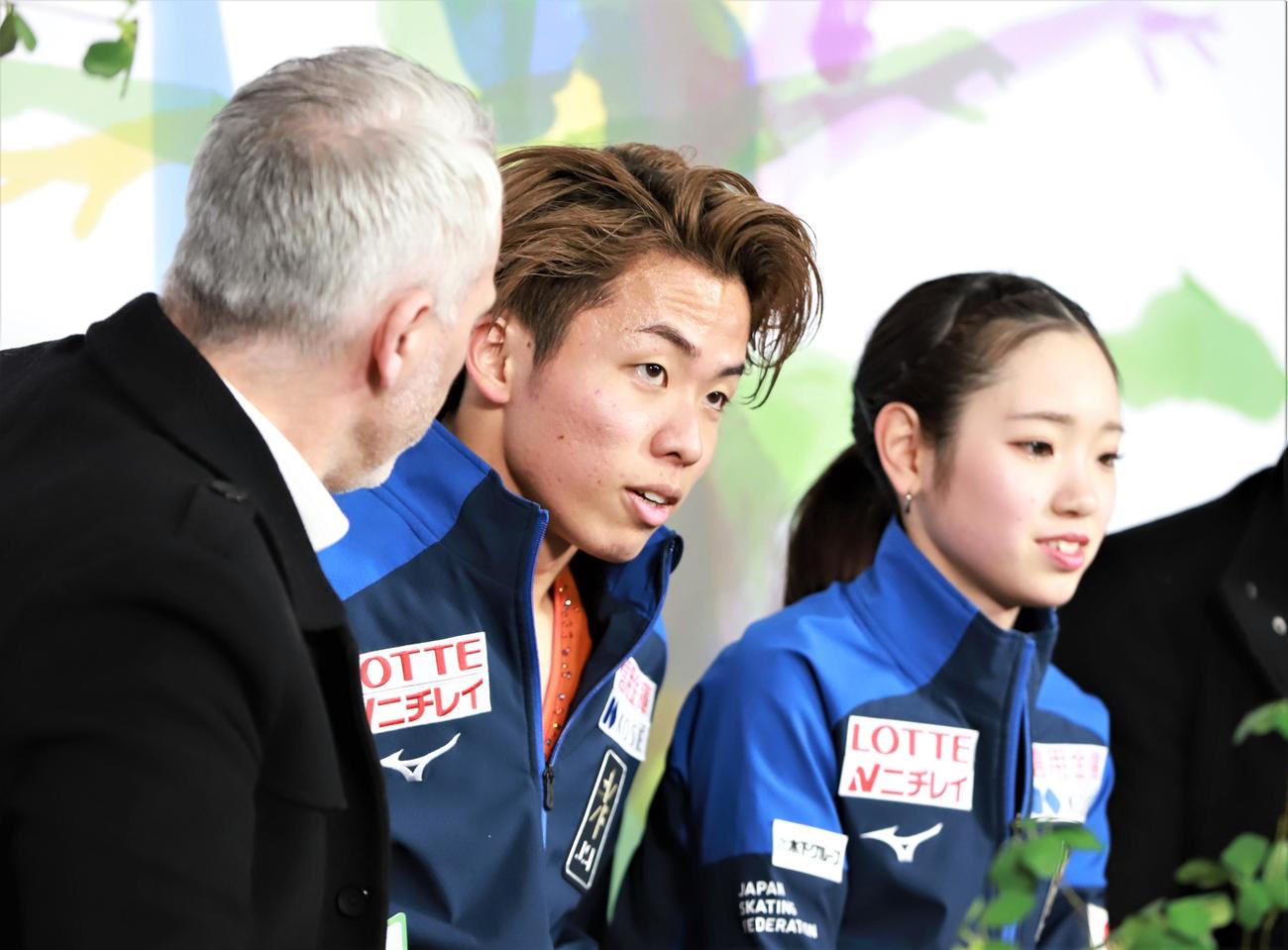 SP後のキス・アンド・クライでブルーノ・マルコット・コーチ（左）から声をかけられる森口澄士（中央）。右は長岡柚奈（撮影・藤塚大輔）