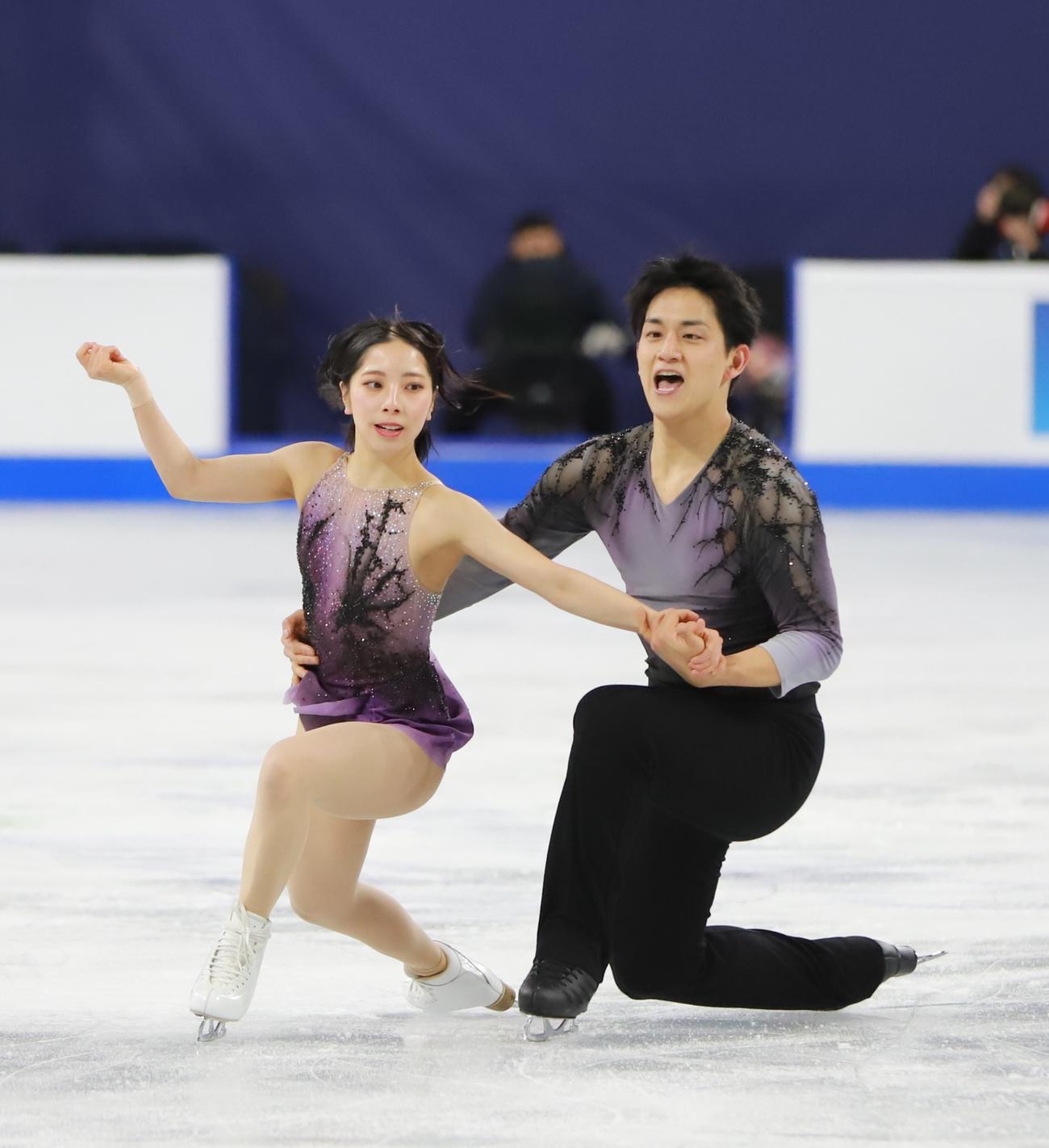 SPで演技を披露する三浦璃来（左）木原龍一組（撮影・藤塚大輔）
