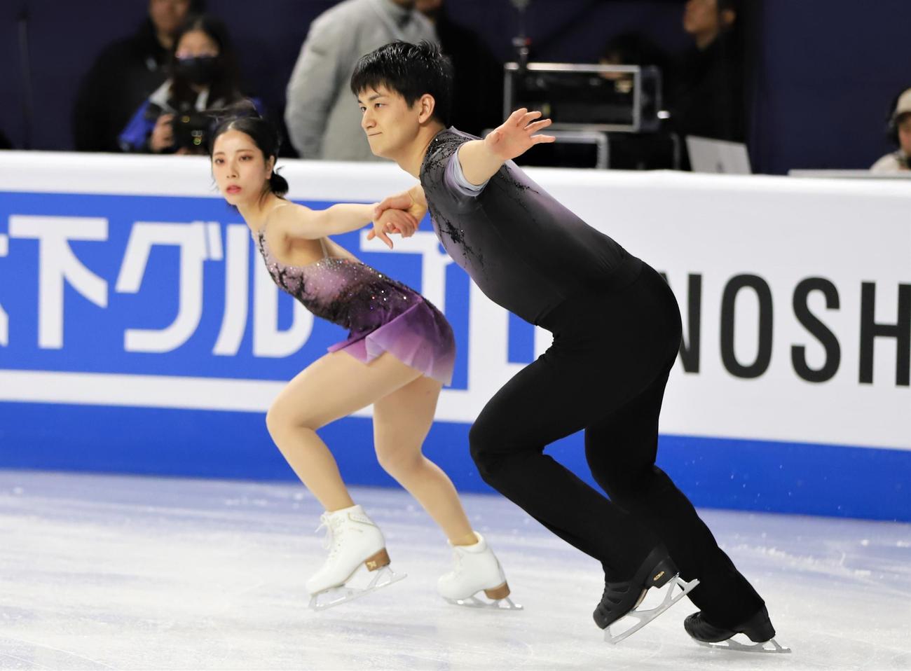 SPで演技を披露する三浦璃来（左）木原龍一組（撮影・藤塚大輔）