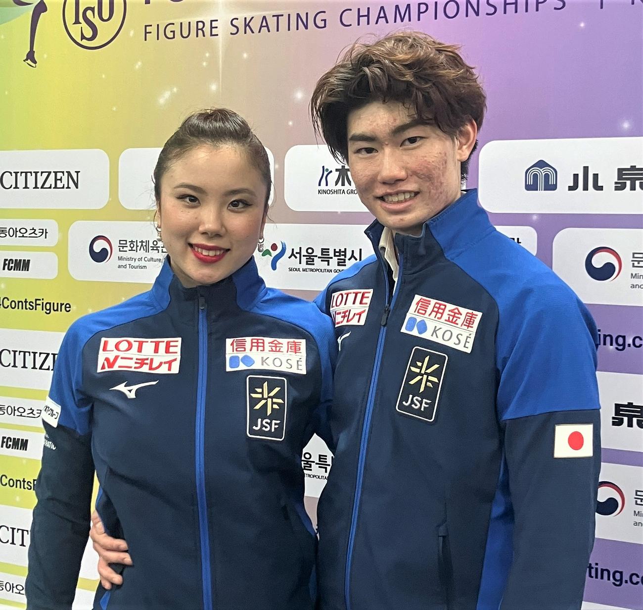 RD後の取材で撮影に応じる吉田唄菜（左）森田真沙也組（撮影・藤塚大輔）