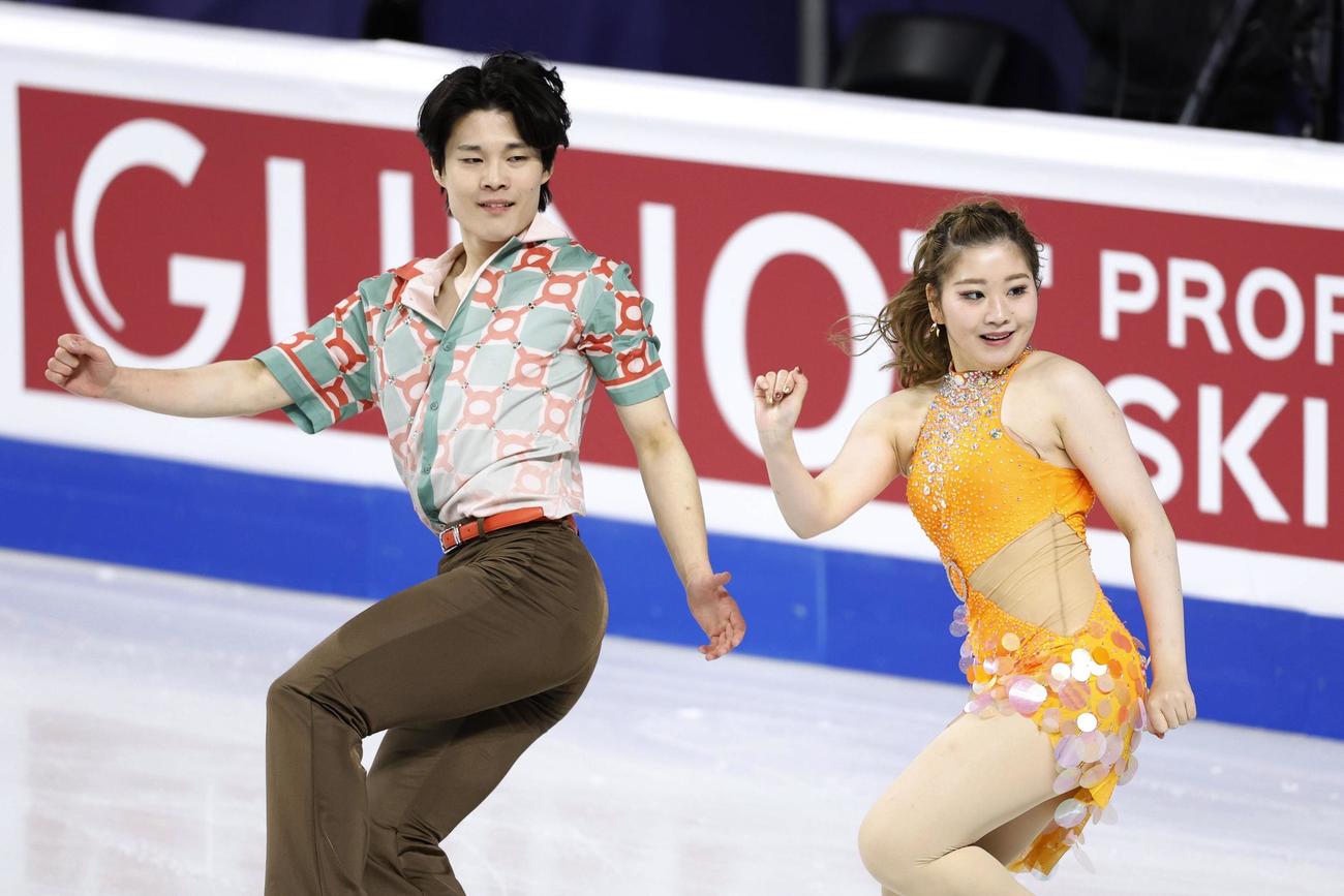 アイスダンスRD　演技する田中梓沙（右）、西山真瑚組＝ソウル（共同）