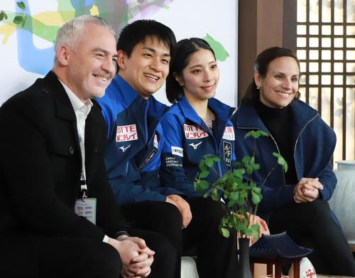 SPのキス・アンド・クライで笑顔を見せる、左からブルーノ・マルコット・コーチ、木原龍一、三浦璃来（撮影・藤塚大輔）