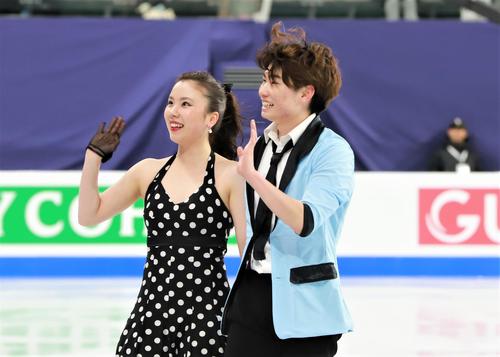 RDの演技を終えてスタンドに手を振る吉田唄菜（左）森田真沙也組（撮影・藤塚大輔）