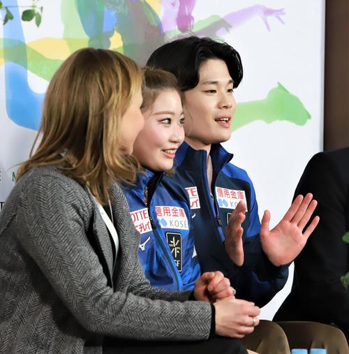 RDのキス・アンド・クライの席に座る田中梓沙（左）西山真瑚組（撮影・藤塚大輔）
