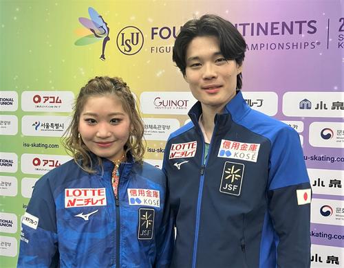 RD後に取材エリアで撮影に応じる田中梓沙（左）西山真瑚組（撮影・藤塚大輔）