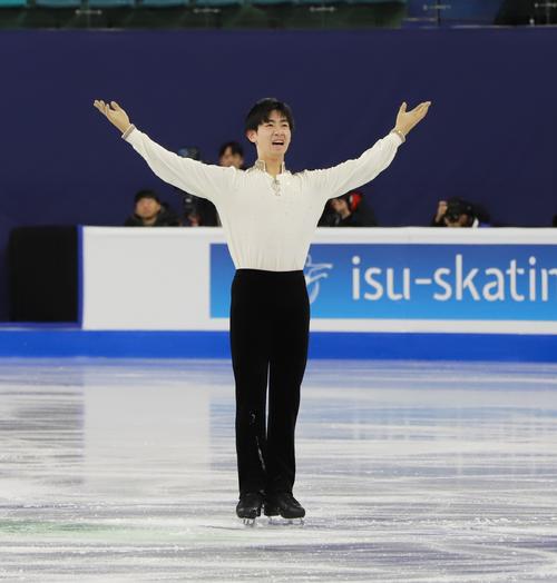 SPの演技後に観客へあいさつをする壷井達也（撮影・藤塚大輔）