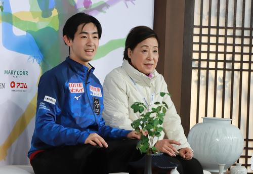 SPのキス・アンド・クライで得点を待つ壷井達也（左）と中野園子コーチ（撮影・藤塚大輔）