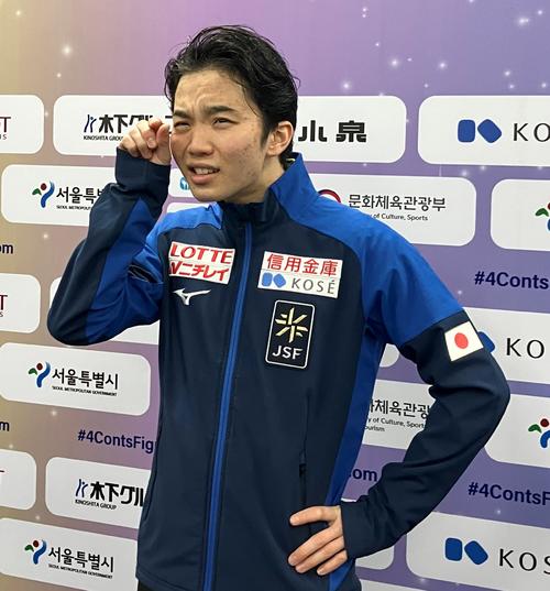 SP後の取材で撮影に応じる友野一希。「ネジ半分いかない、4分の1ぐらい」のポーズ（撮影・藤塚大輔）