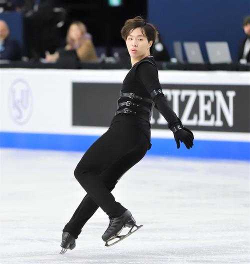男子SPでジャンプの軌道に入る三浦佳生（撮影・藤塚大輔）