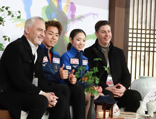 SP後にキス・アンド・クライで笑顔を見せる、左からブルーノ・マルコット・コーチ、森口澄士、長岡柚奈、ブライアン・シェールズ・コーチ（撮影・藤塚大輔）