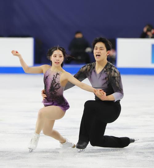 SPで演技を披露する三浦璃来（左）木原龍一組（撮影・藤塚大輔）