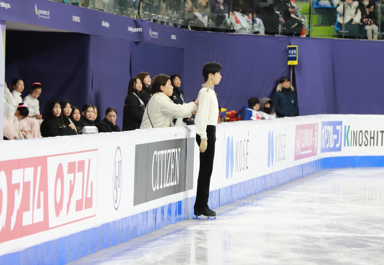 SPで中野園子コーチ（左）からの言葉を受ける壷井達也（撮影・藤塚大輔）