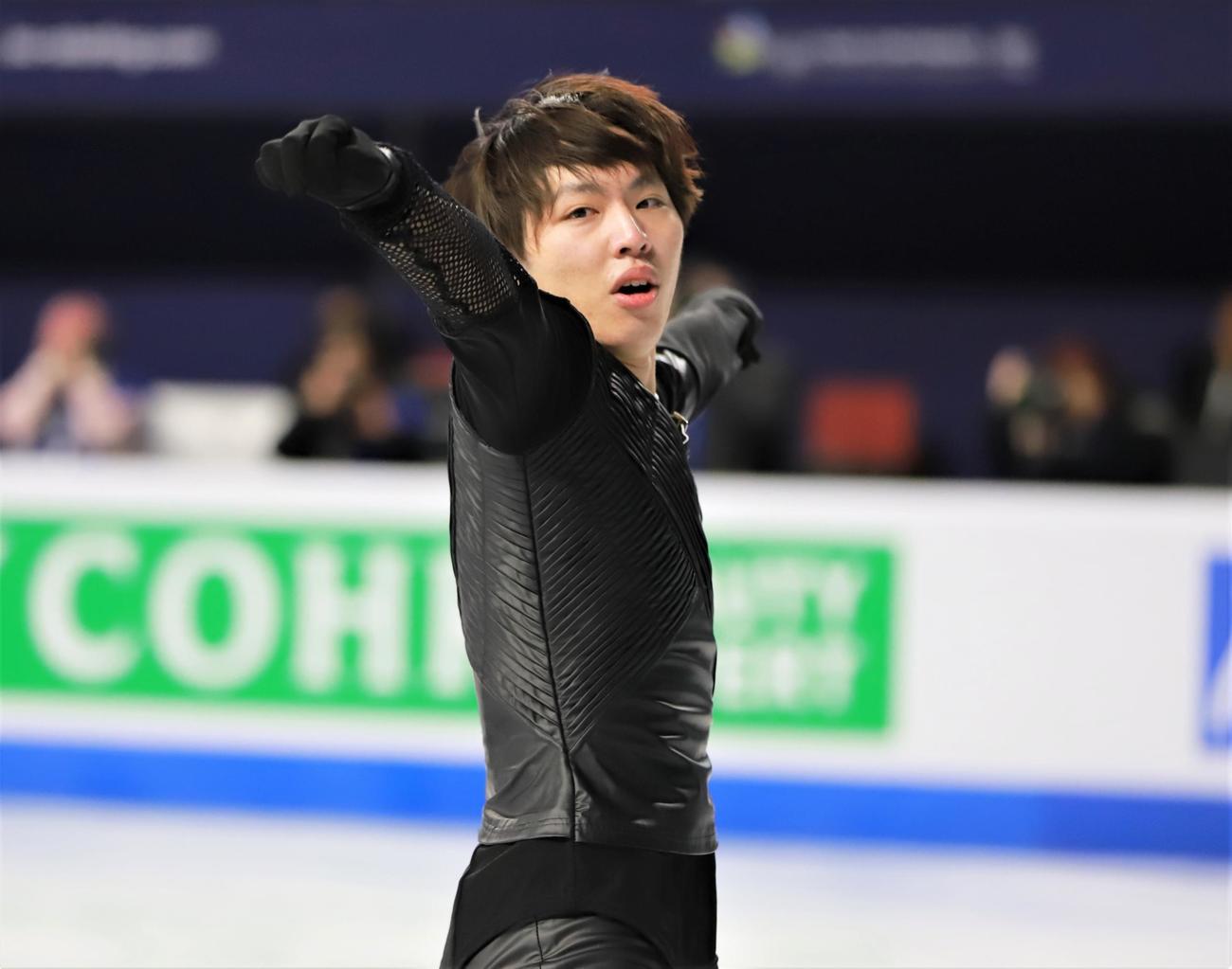 男子SPで演技を披露する三浦佳生（撮影・藤塚大輔）