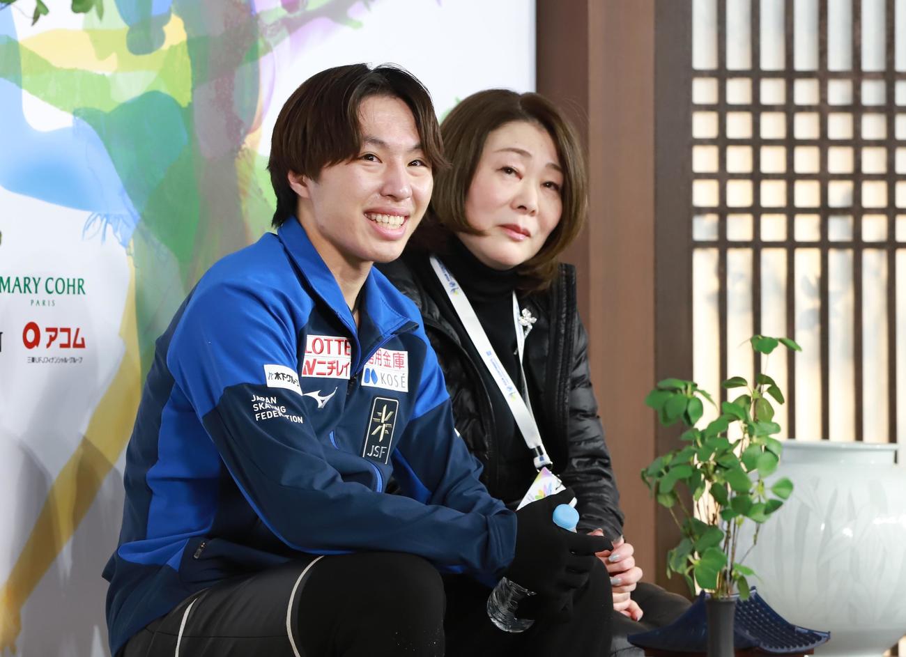 男子SPのキス・アンド・クライで得点を待つ三浦佳生（左）と佐藤紀子コーチ（撮影・藤塚大輔）