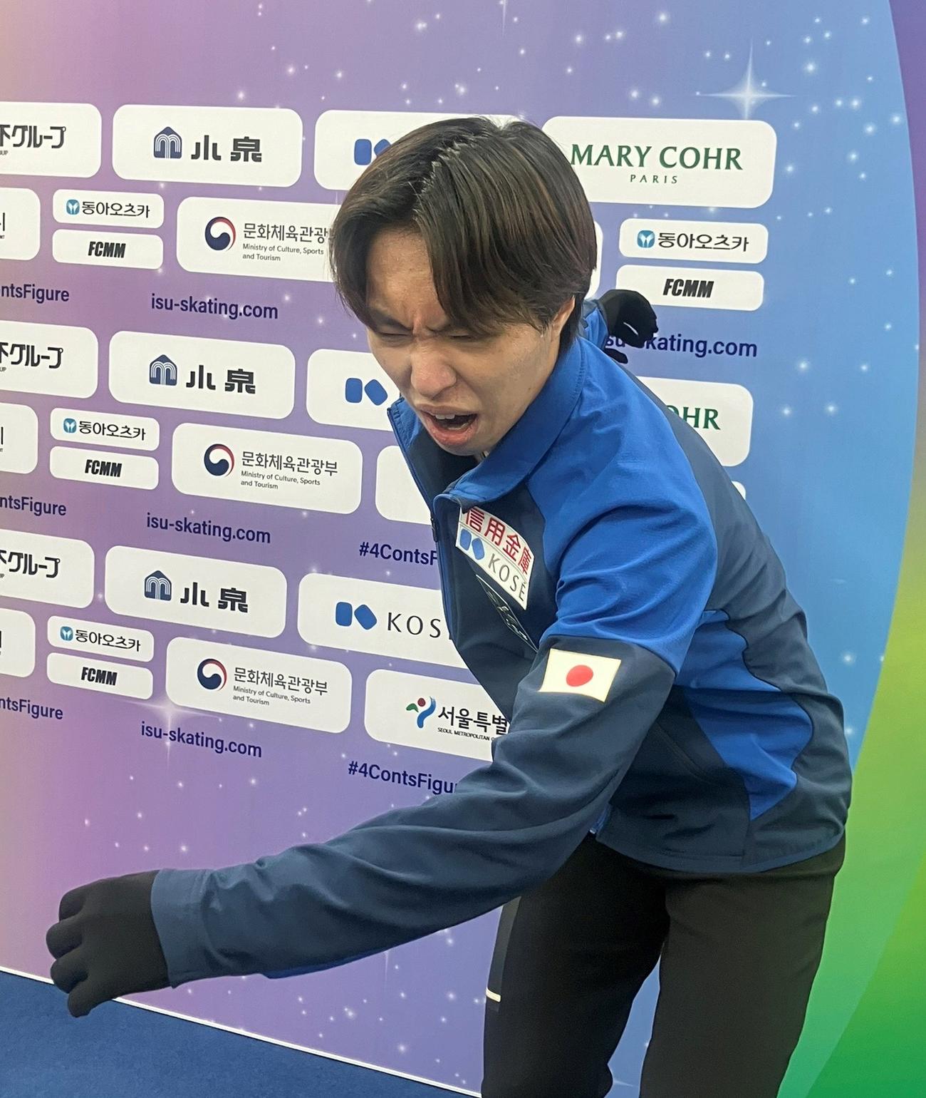 男子SP後の取材で撮影に応じる三浦佳生。「3回転フリップを降りて、セカンドジャンプの3回転ループを跳ぶ前の表情」と説明（撮影・藤塚大輔）