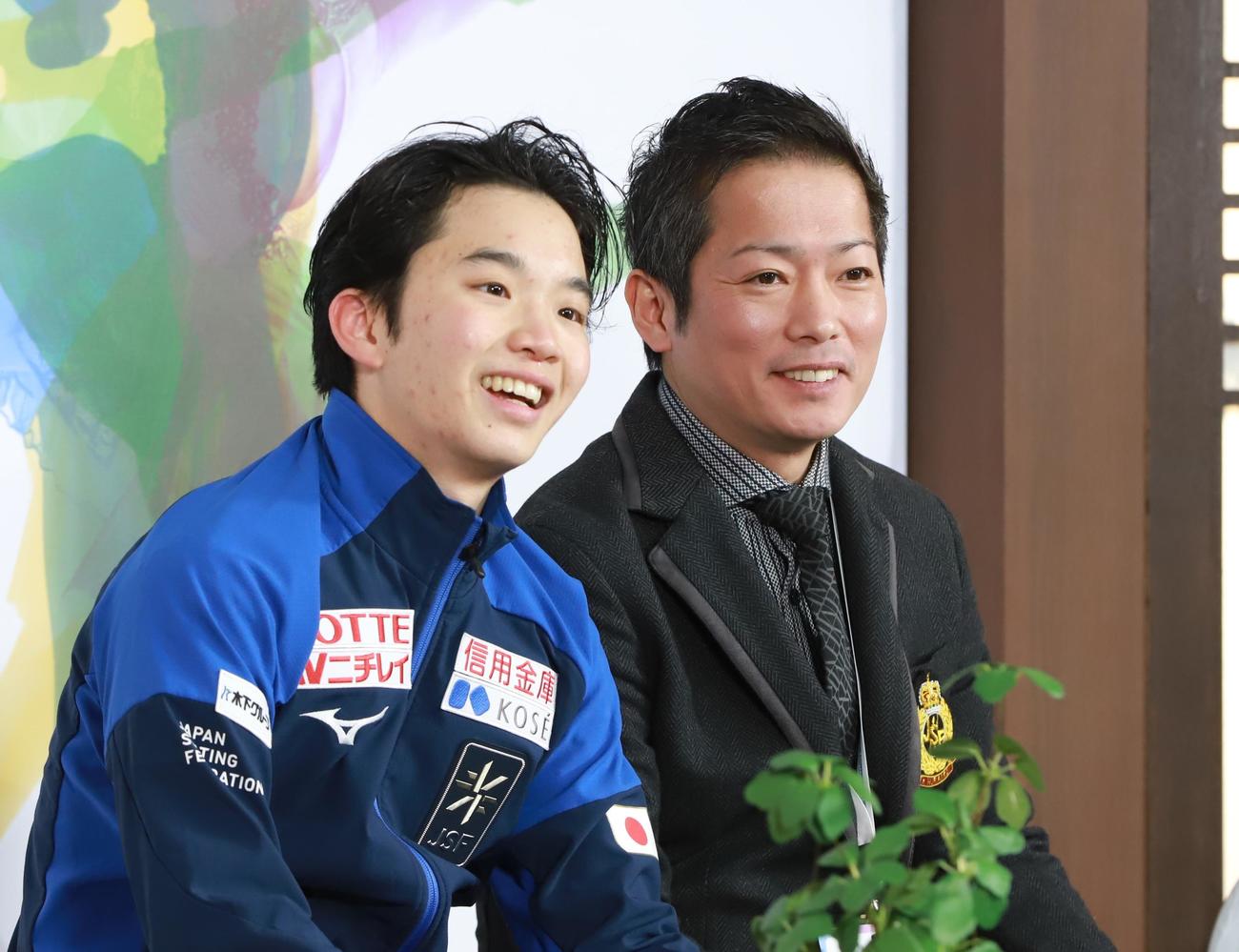 SPのキス・アンド・クライで笑顔を見せる友野一希（左）と平池大人コーチ（撮影・藤塚大輔）