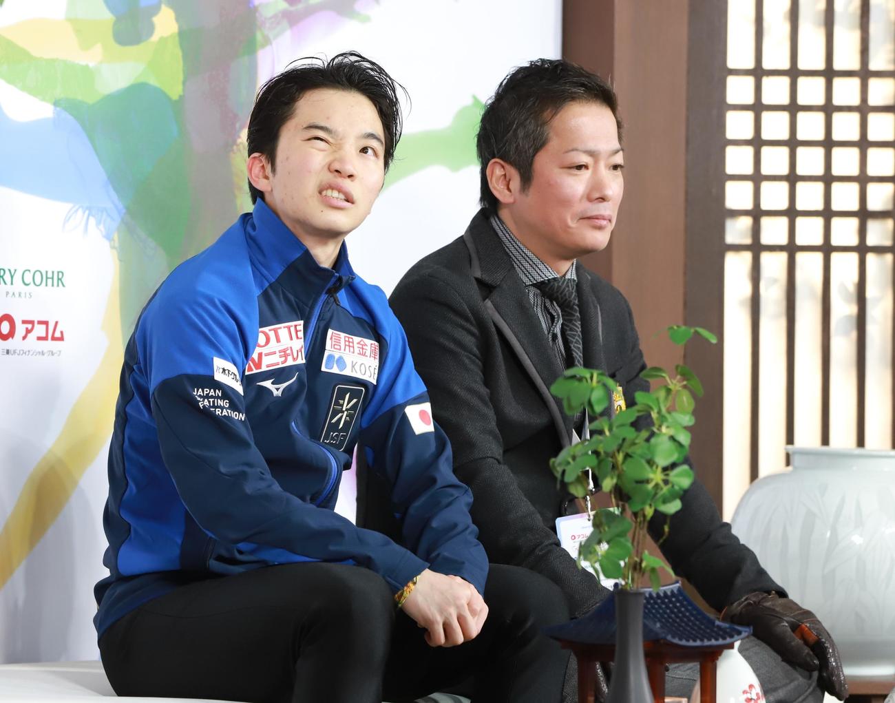 SPのキス・アンド・クライで悔しげな表情を浮かべる友野一希（左）と平池大人コーチ（撮影・藤塚大輔）
