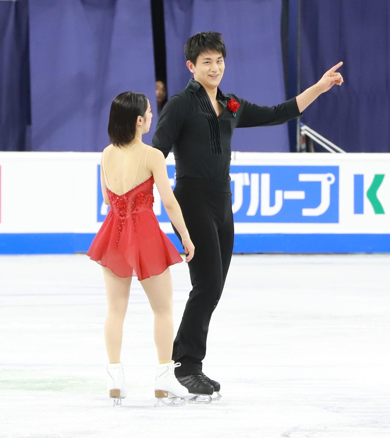 フリーのフィニッシュで反対側を向いてしまい、演技後に笑顔を見せる木原龍一（右）三浦璃来組（撮影・藤塚大輔）
