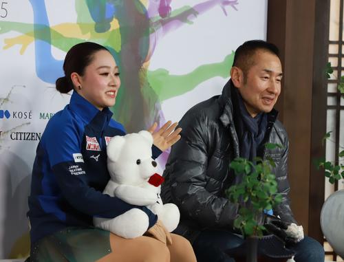 女子SPのキス・アンド・クライで笑顔を見せる樋口新葉（左）と岡島功治コーチ（撮影・藤塚大輔）