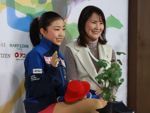 女子SPのキス・アンド・クライで得点を待つ千葉百音（左）と浜田美栄コーチ（撮影・藤塚大輔）