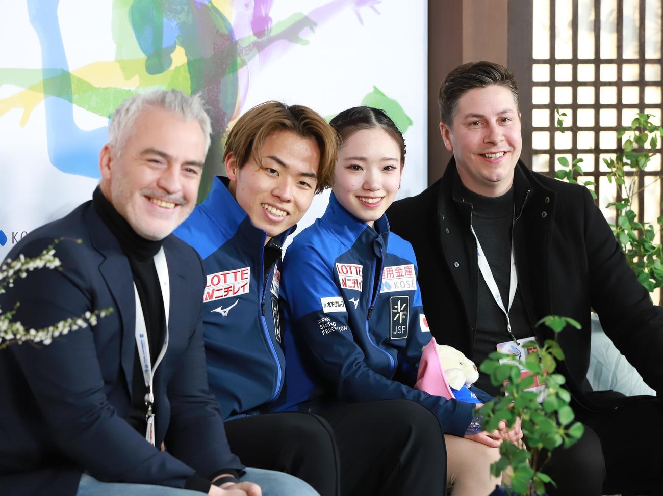ペア・フリーのキス・アンド・クライで撮影に応じる、左からブルーノ・マルコット・コーチ、森口澄士、長岡柚奈、ブライアン・シェールズ・コーチ（撮影・藤塚大輔）