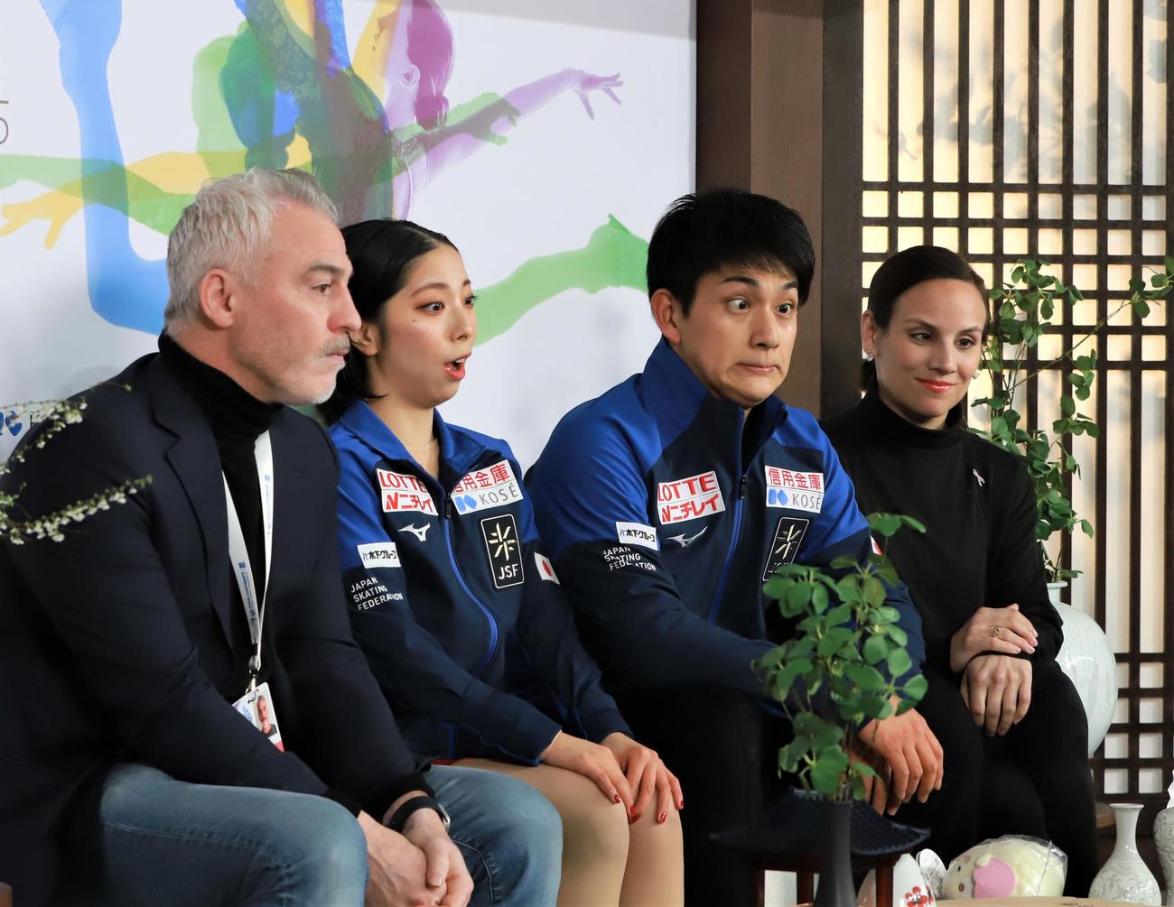 フリーのキス・アンド・クライで得点に驚く三浦璃来（左から2番目）木原龍一（同3番目）。一番左はブルーノ・マルコット・コーチ、一番右はメーガン・デュハメル・コーチ（撮影・藤塚大輔）