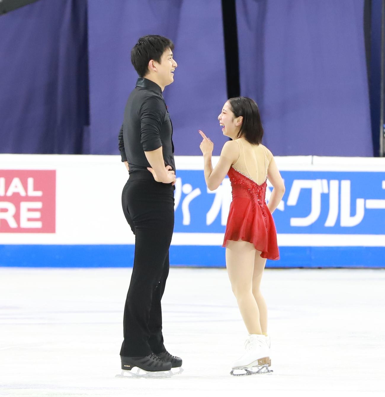 ペアフリーのフィニッシュで反対側を向いてしまい、演技後に笑い合う木原龍一（左）三浦璃来組（撮影・藤塚大輔）