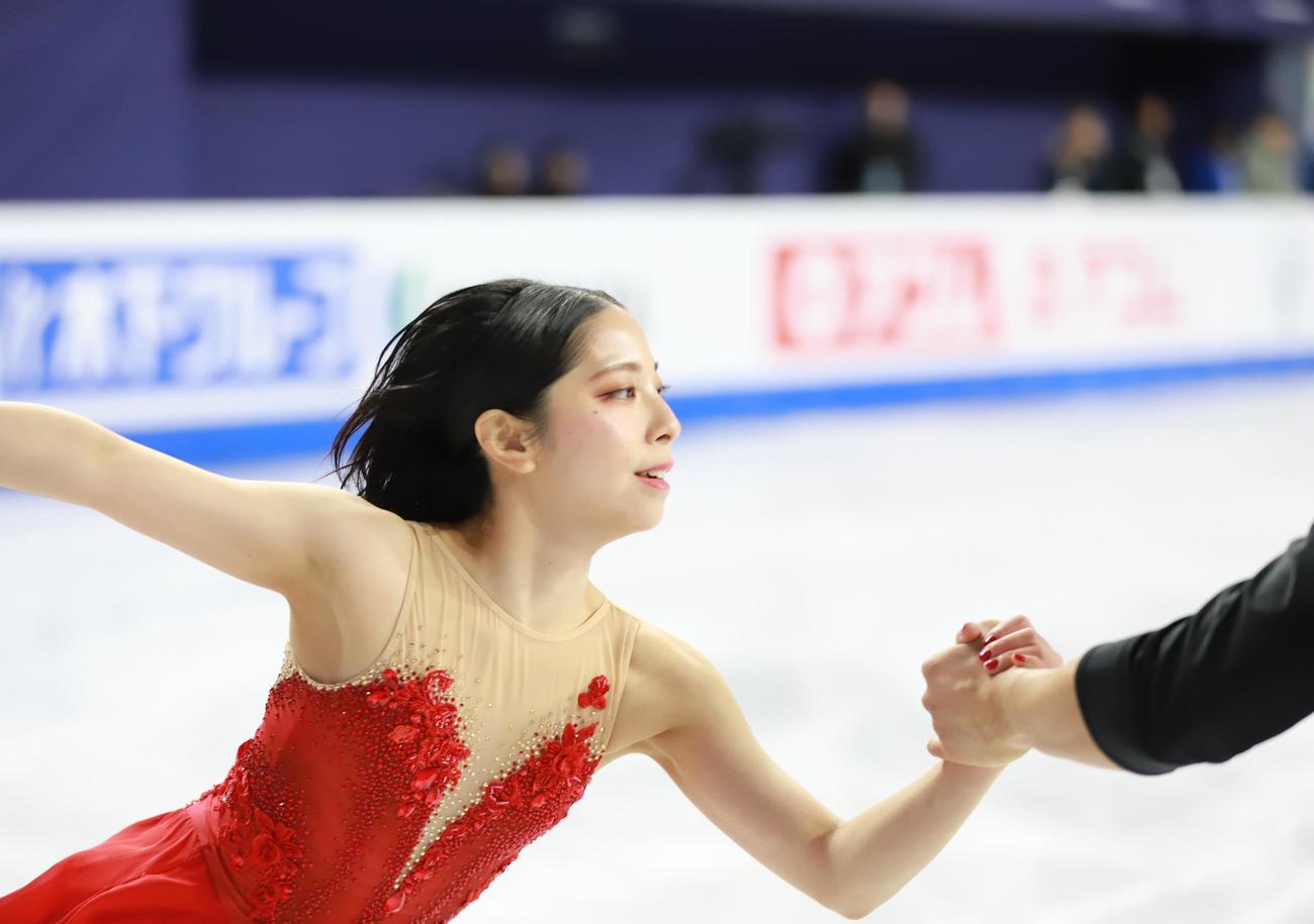 ペアフリーで演技を披露する三浦璃来（撮影・藤塚大輔）