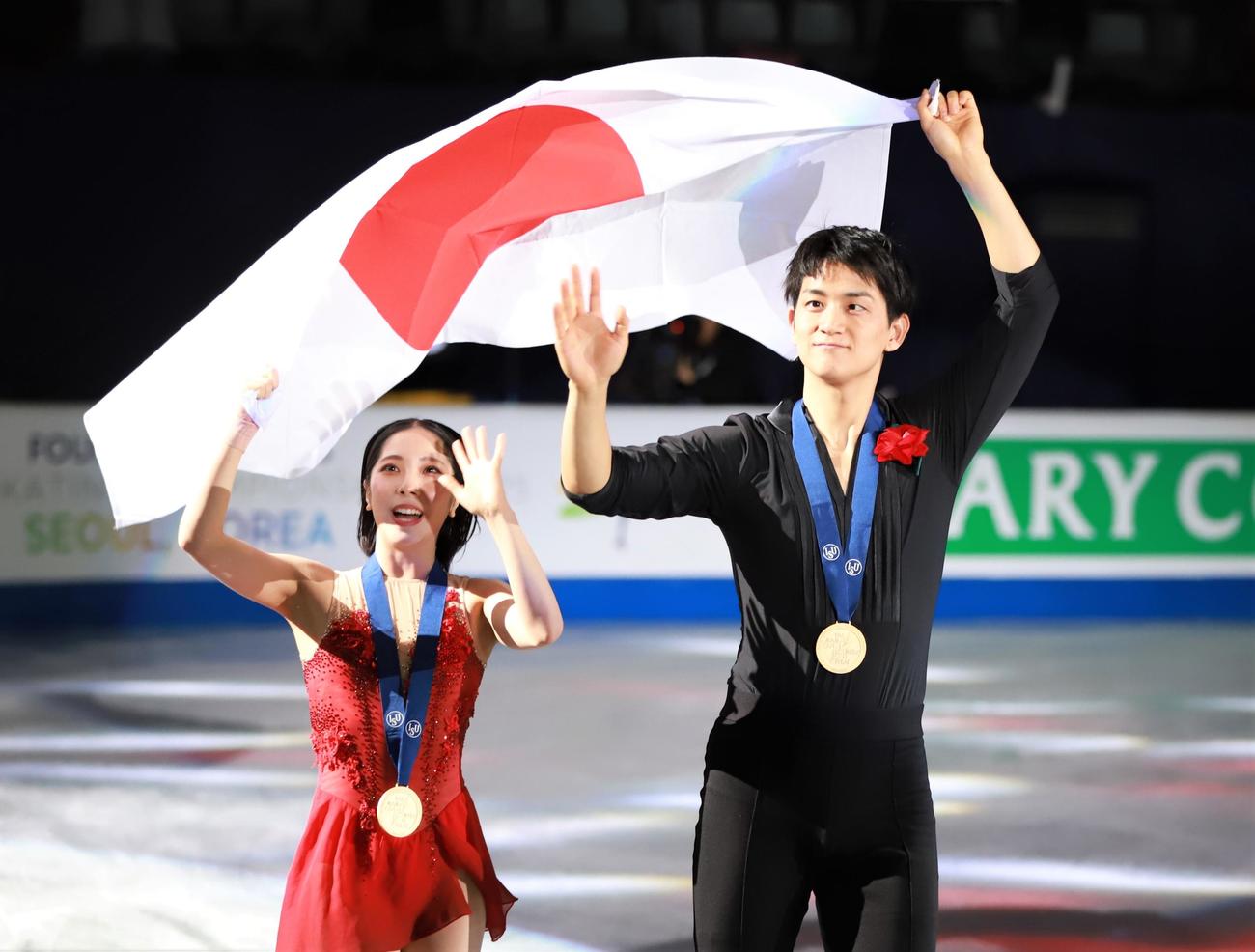 ペアで優勝した三浦璃来（左）木原龍一組（撮影・藤塚大輔）