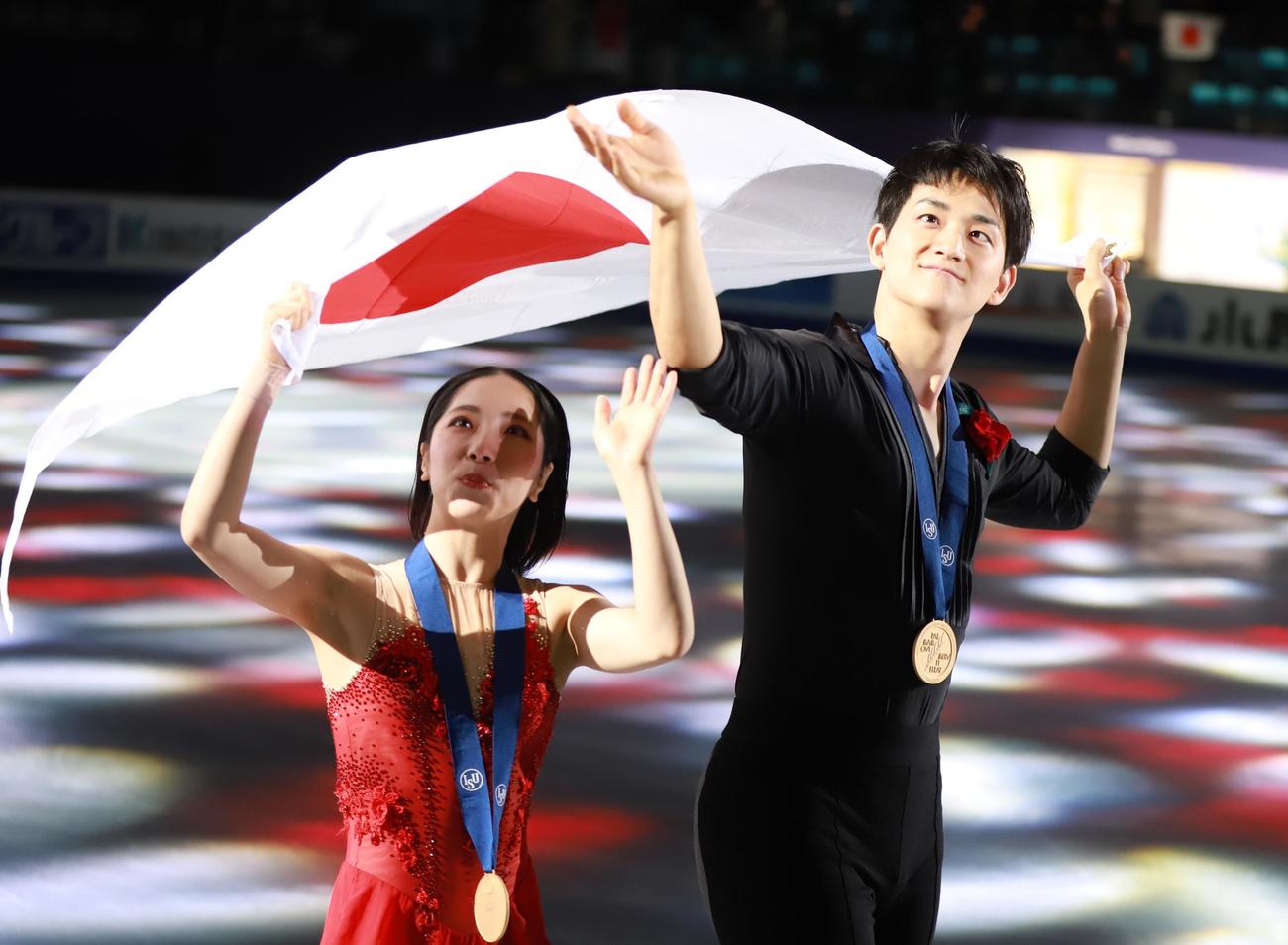 ペアで優勝した三浦璃来（左）木原龍一組（撮影・藤塚大輔）